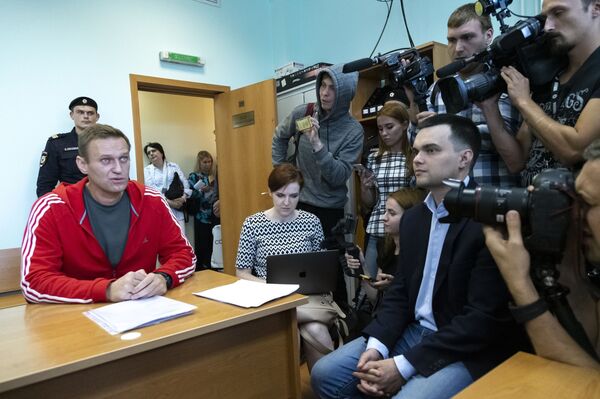 Registran las oficinas del político opositor Alexéi Navalni por toda Rusia - Sputnik Mundo