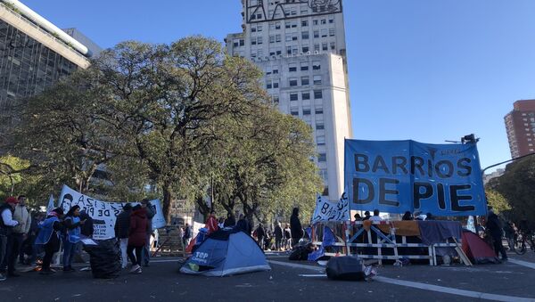 Manifestantes de organizaciones sociales en el acampe frente al Ministerio de Desarrollo Social - Sputnik Mundo