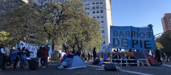 Manifestantes de organizaciones sociales en el acampe frente al Ministerio de Desarrollo Social - Sputnik Mundo