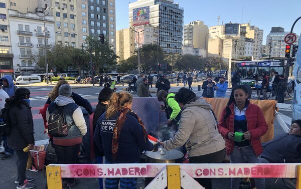 Manifestantes de organizaciones sociales en el acampe frente al Ministerio de Desarrollo Social - Sputnik Mundo