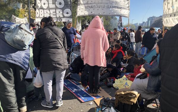 Manifestantes de organizaciones sociales en el acampe frente al Ministerio de Desarrollo Social - Sputnik Mundo