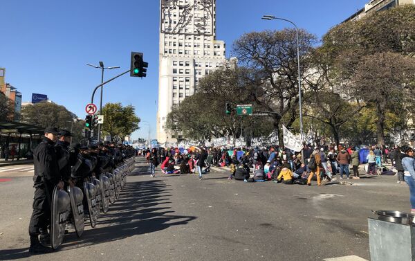 Manifestantes de organizaciones sociales en el acampe frente al Ministerio de Desarrollo Social - Sputnik Mundo