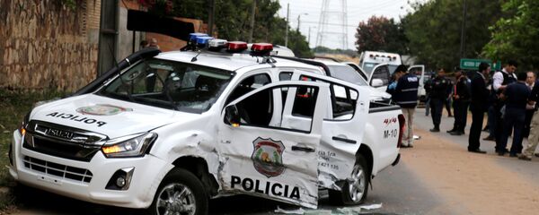 Camioneta policial destrozada tras el ataque de un grupo criminal para liberar al líder narco Teófilo Samudio - Sputnik Mundo