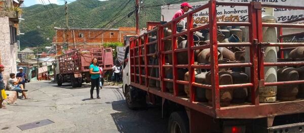 Carga y descarga de bombones de la empresa de propiedad social directa comunal gas de Antímano, Caracas, Venezuela - Sputnik Mundo