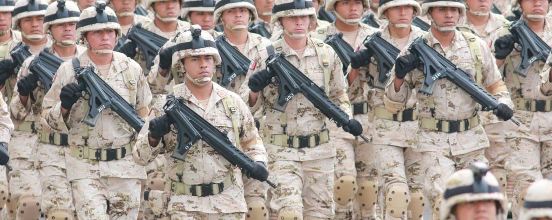 Efectivos militares presentes durante el ensayo del desfile cívico militar que se presentará en el Zócalo el 16 de septiembre - Sputnik Mundo, 1920, 05.12.2022