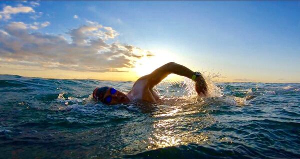 Nadador argentino Ola sigue su campaña por la paz pese a traspié en canal de la Mancha - Sputnik Mundo