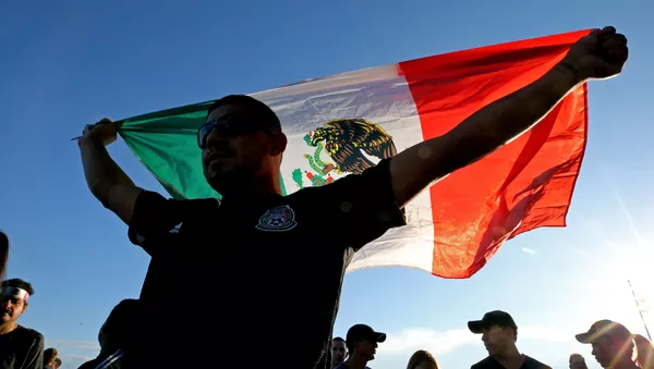 Un hombre con la bandera de México