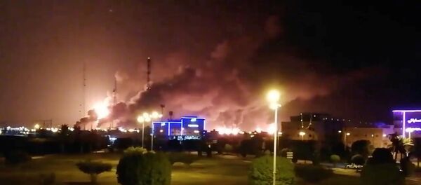 El humo de las refinerias incendiadas en Arabia Saudí - Sputnik Mundo