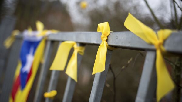 Lazos amarillos junto a la bandera independentista, símbolos independentistas catalanes (archivo) - Sputnik Mundo