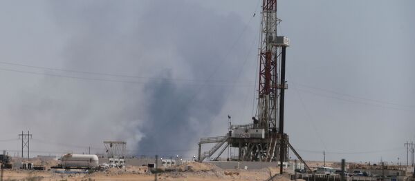 El humo en la petrolera saudí Aramco tras el ataque con drones - Sputnik Mundo