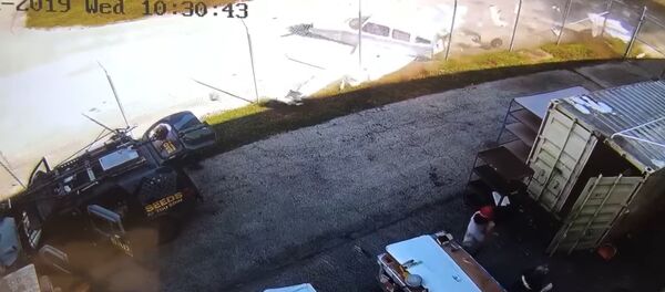 Un hombre esquiva de 'milagro' de una avioneta que se estrelló - Sputnik Mundo