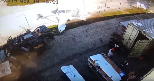 Un hombre esquiva de 'milagro' de una avioneta que se estrelló - Sputnik Mundo