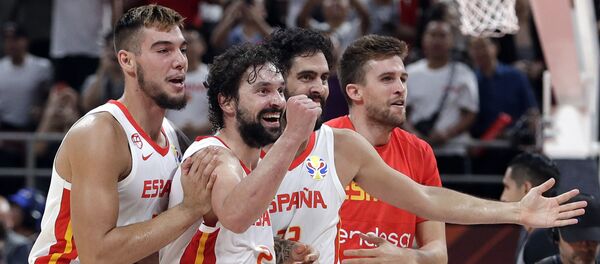 Willy Hernangomez Geuer, Sergio Llull y Javier Beiran, jugadores de la selección de España en la Copa Mundial de baloncesto - Sputnik Mundo