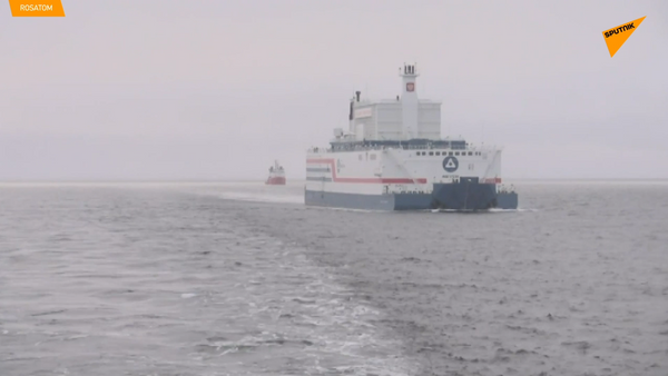 La central flotante Akademik Lomonosov es amarrada en un puerto de Chukotka - Sputnik Mundo