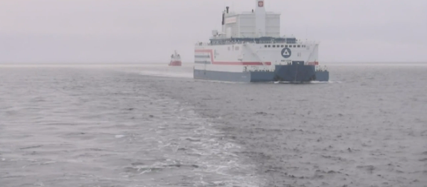 La central flotante Akademik Lomonosov es amarrada en un puerto de Chukotka - Sputnik Mundo