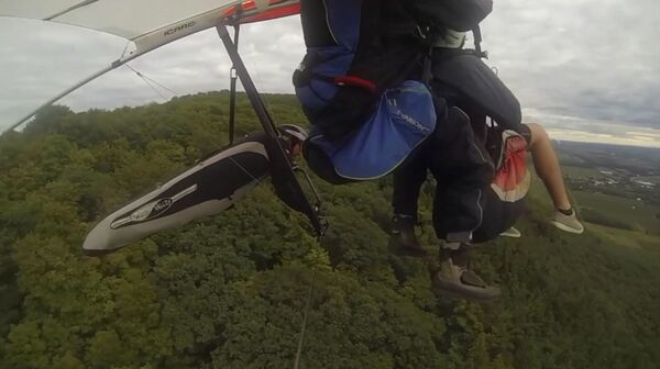 Un hombre arrolla con su ala delta a dos parapentistas en pleno vuelo - Sputnik Mundo