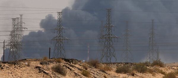 El humo en las refinerias saudíes Aramco tras el ataque con drones - Sputnik Mundo