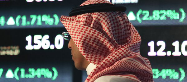 Un hombre árabe en la bolsa de Tawadul, Arabia Saudí - Sputnik Mundo