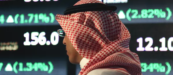 Un hombre árabe en la bolsa de Tawadul, Arabia Saudí Un hombre árabe en la bolsa de Tawadul, Arabia Saudí - Sputnik Mundo