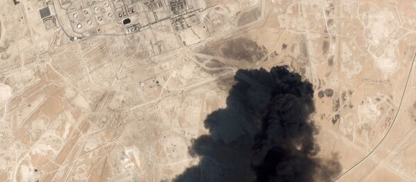 Imagen satelital muestra el humo en las refinerias saudíes Aramco tras el ataque con drones  - Sputnik Mundo