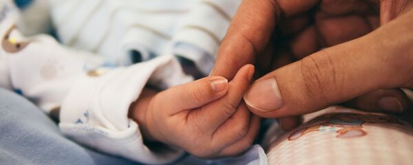 La mano de un bebé - Sputnik Mundo