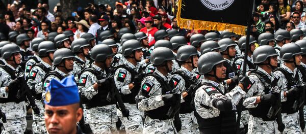 Elementos de la Guardia Nacional durante el desfile de las fuerzas armadas, el día de la Independencia mexicana - Sputnik Mundo