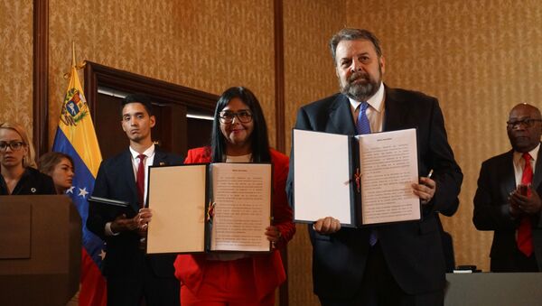 La vicepresidenta de Venezuela, Delcy Rodríguez junto al diputado de la Asamblea Nacional de Venezuela, fundador del partido Cambiemos Movimiento Ciudadano, Timoteo Zambrano - Sputnik Mundo