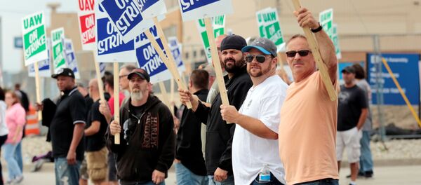 Miembros del sindicato United Auto Workers protestan contra General Motors Miembros del sindicato United Auto Workers protestan contra General Motors - Sputnik Mundo