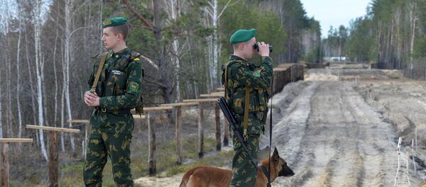 Agentes fronterizos bielorrusos en la frontera con Ucrania (archivo) - Sputnik Mundo