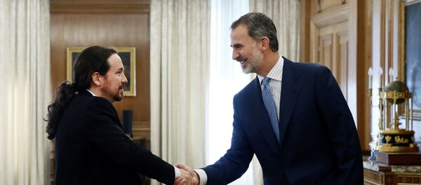 El secretario general de Podemos, Pablo Iglesias, y el rey Felipe VI - Sputnik Mundo