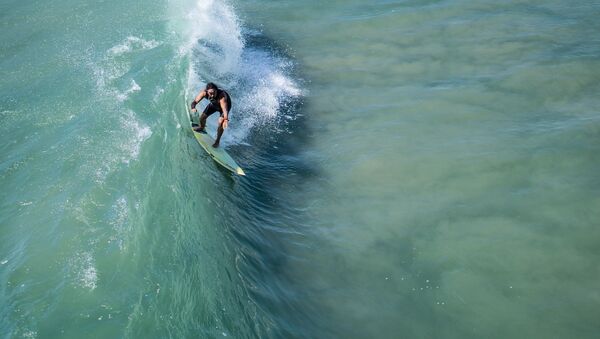 Un surfista (imagen referencial) - Sputnik Mundo