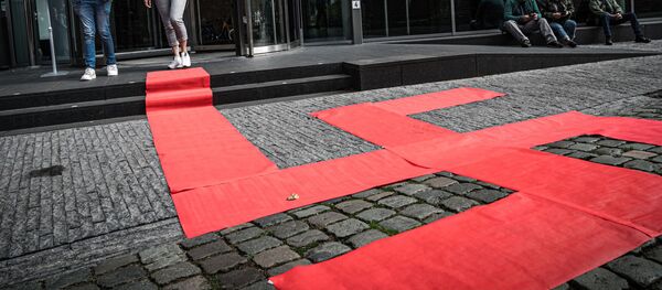 Esvástica formada con alfombras rojas por el artista Ralph Posset, durante la inauguración de la exibición 'Diseño del Tercer Reich', en el Museo de Diseño Den Bosch (Países Bajos) - Sputnik Mundo