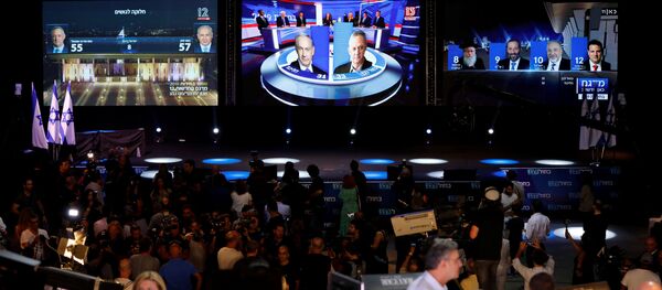 Pantallas con los resultados de las elecciones en Israel - Sputnik Mundo