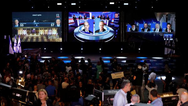 Pantallas con los resultados de las elecciones en Israel - Sputnik Mundo