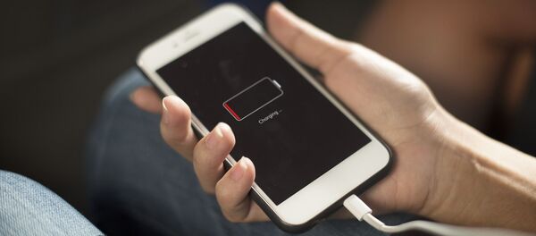 Un móvil cargando - Sputnik Mundo