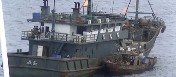 Revelan un vídeo de la detención de los buques norcoreanos de pesca furtiva en Rusia Revelan un vídeo de la detención de los buques norcoreanos de pesca furtiva en Rusia - Sputnik Mundo