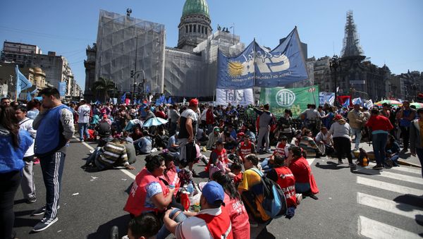 Los demonstrantes ante el Senado de Argentina en Buenos Aires Los demonstrantes ante el Senado de Argentina en Buenos Aires - Sputnik Mundo