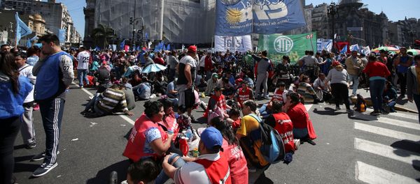 Los demonstrantes ante el Senado de Argentina en Buenos Aires - Sputnik Mundo