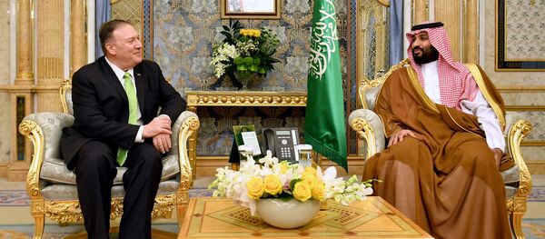  El secretario de Estado de EEUU, Mike Pompeo, y el príncipe heredero de Arabia Saudí, Mohammed bin Salman - Sputnik Mundo