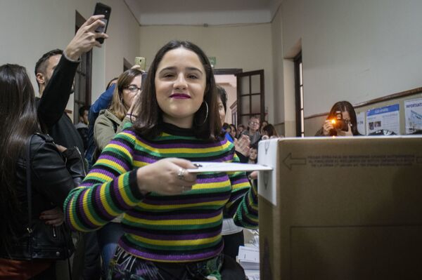 Una legisladora 'centennial' revoluciona el tablero político en Argentina - Sputnik Mundo