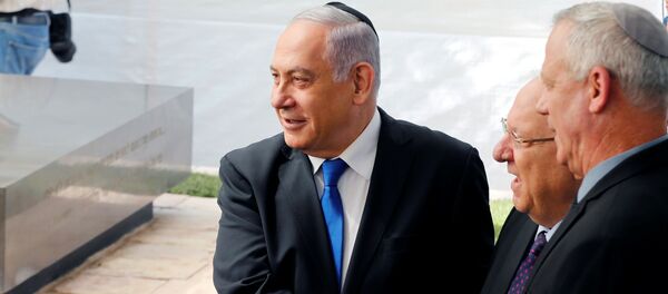El primer ministro israelí en funciones, Benjamín Netanyahu, el presidente de Israel, Reuven Rivlinm y el líder de la coalición Azul y Blanco, Benny Gantz - Sputnik Mundo