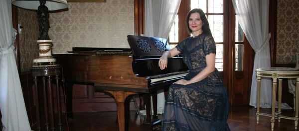 La cantanta de opera rusa Evgenia Pirshina durante su visita a la Embajada Rusa en Uruguay - Sputnik Mundo