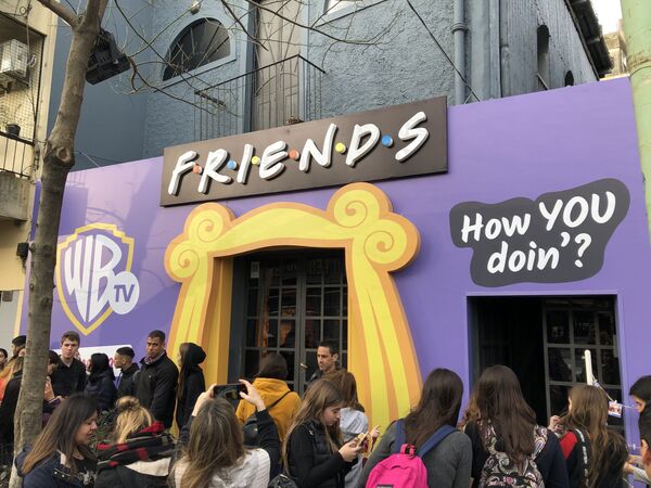 5 horas de espera en filas kilométricas para celebrar los 25 años de Friends en Argentina 5 horas de espera en filas kilométricas para celebrar los 25 años de Friends en Argentina - Sputnik Mundo