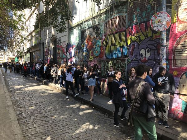 5 horas de espera en filas kilométricas para celebrar los 25 años de Friends en Argentina 5 horas de espera en filas kilométricas para celebrar los 25 años de Friends en Argentina - Sputnik Mundo