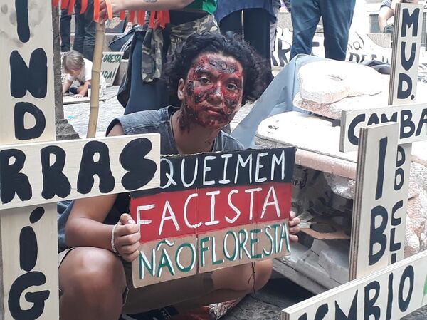 Jóvenes brasileños salen a la calle en defensa del clima y contra Bolsonaro (fotos) - Sputnik Mundo