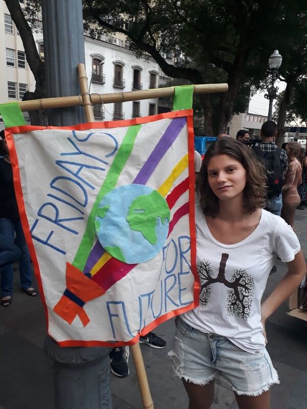 Jóvenes brasileños salen a la calle en defensa del clima y contra Bolsonaro (fotos) - Sputnik Mundo