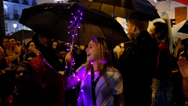 Una mujer participa en una manifestación contra la violencia de género en la Plaza del Sol, en Madrid, España - Sputnik Mundo