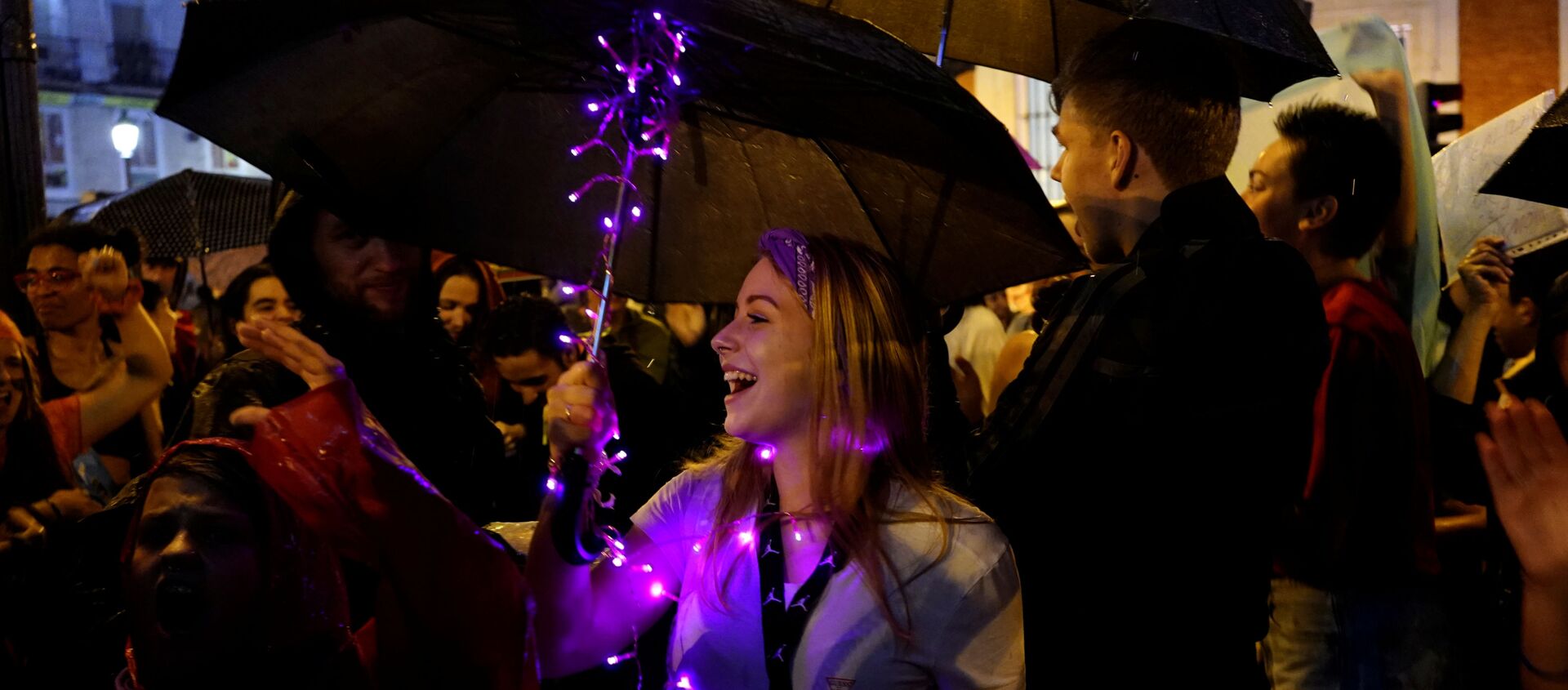 Una mujer participa en una manifestación contra la violencia de género en la Plaza del Sol, en Madrid, España - Sputnik Mundo, 1920, 21.09.2019