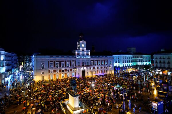 Una marcha contra la violencia de género tiñe de violeta las calles españolas - Sputnik Mundo