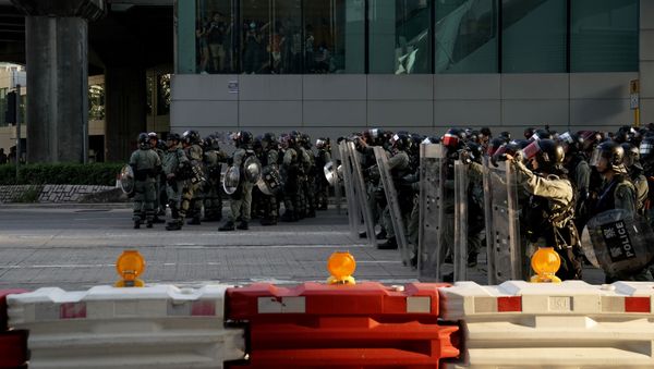 Policía de Hong Kong durante las protestas Policía de Hong Kong durante las protestas - Sputnik Mundo